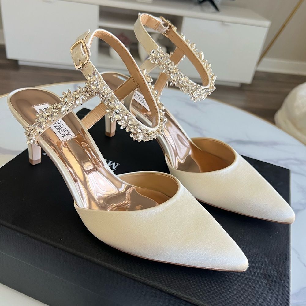 Badgley Mischka Esmeralda Embellished Pointed Toe‎ Pump, Ivory Satin, Size 8.5 - Picture 5 of 8